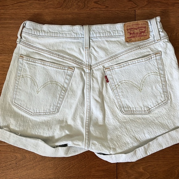 Light wash Levi’s 501 shorts - Picture 2 of 7